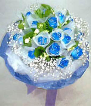blue roses valentine bouquet